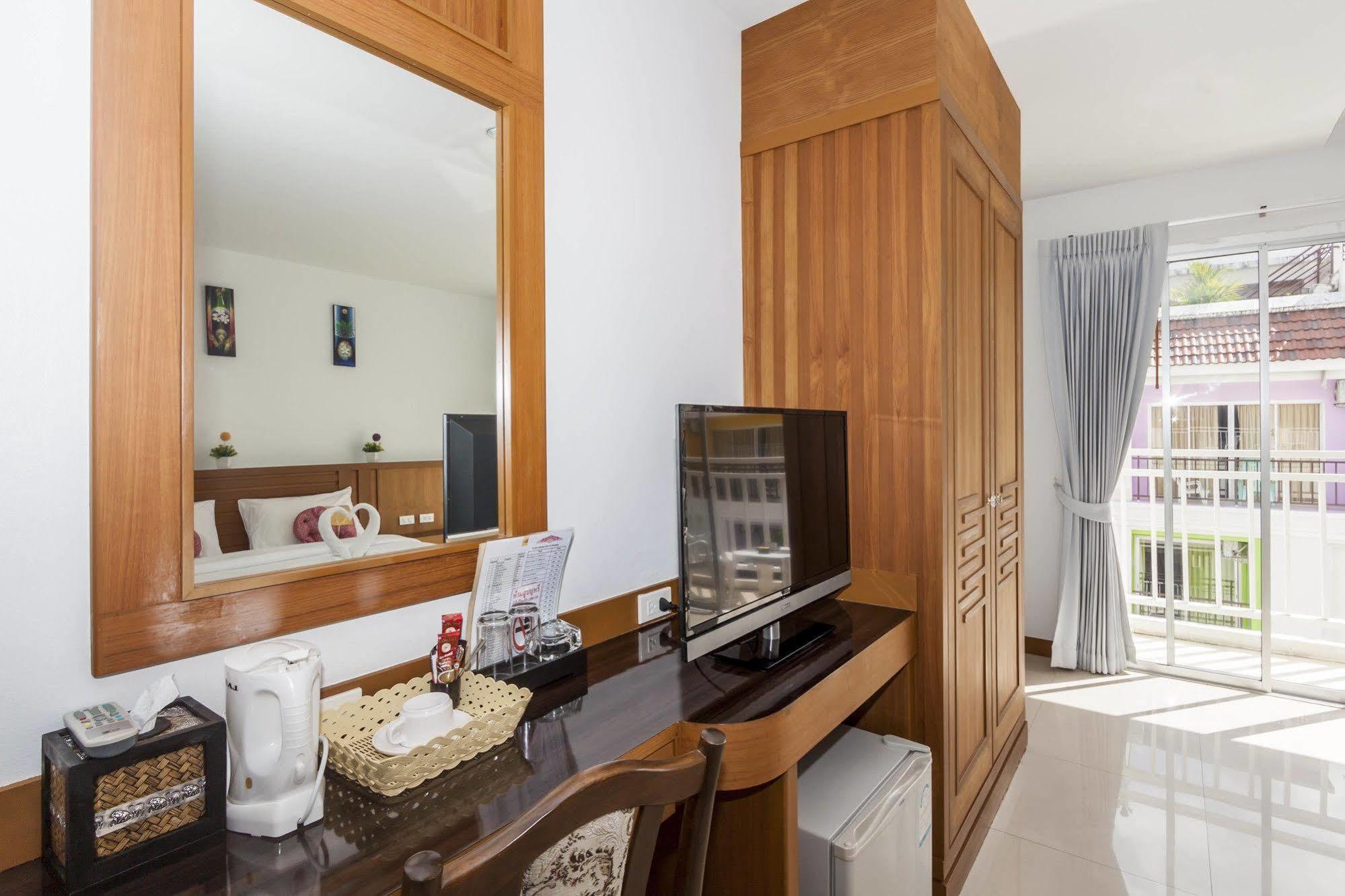 Larn Park Resortel Patong Extérieur photo
