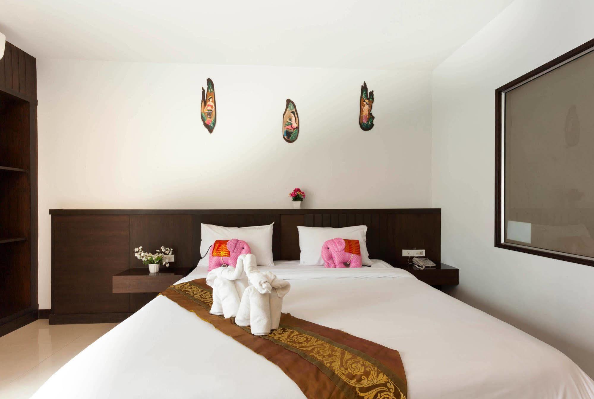 Larn Park Resortel Patong Extérieur photo