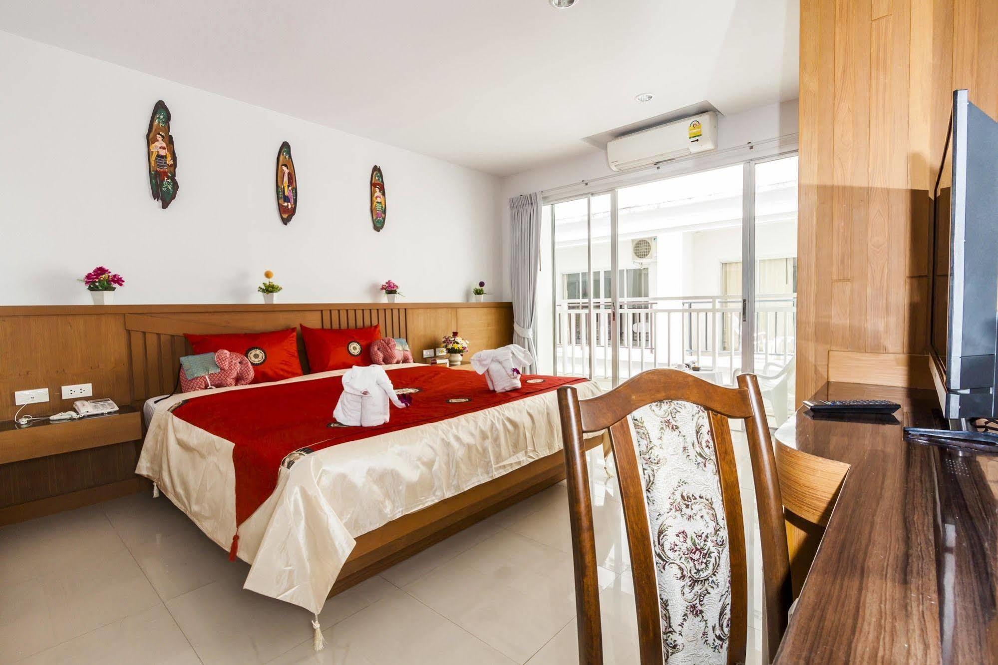 Larn Park Resortel Patong Extérieur photo