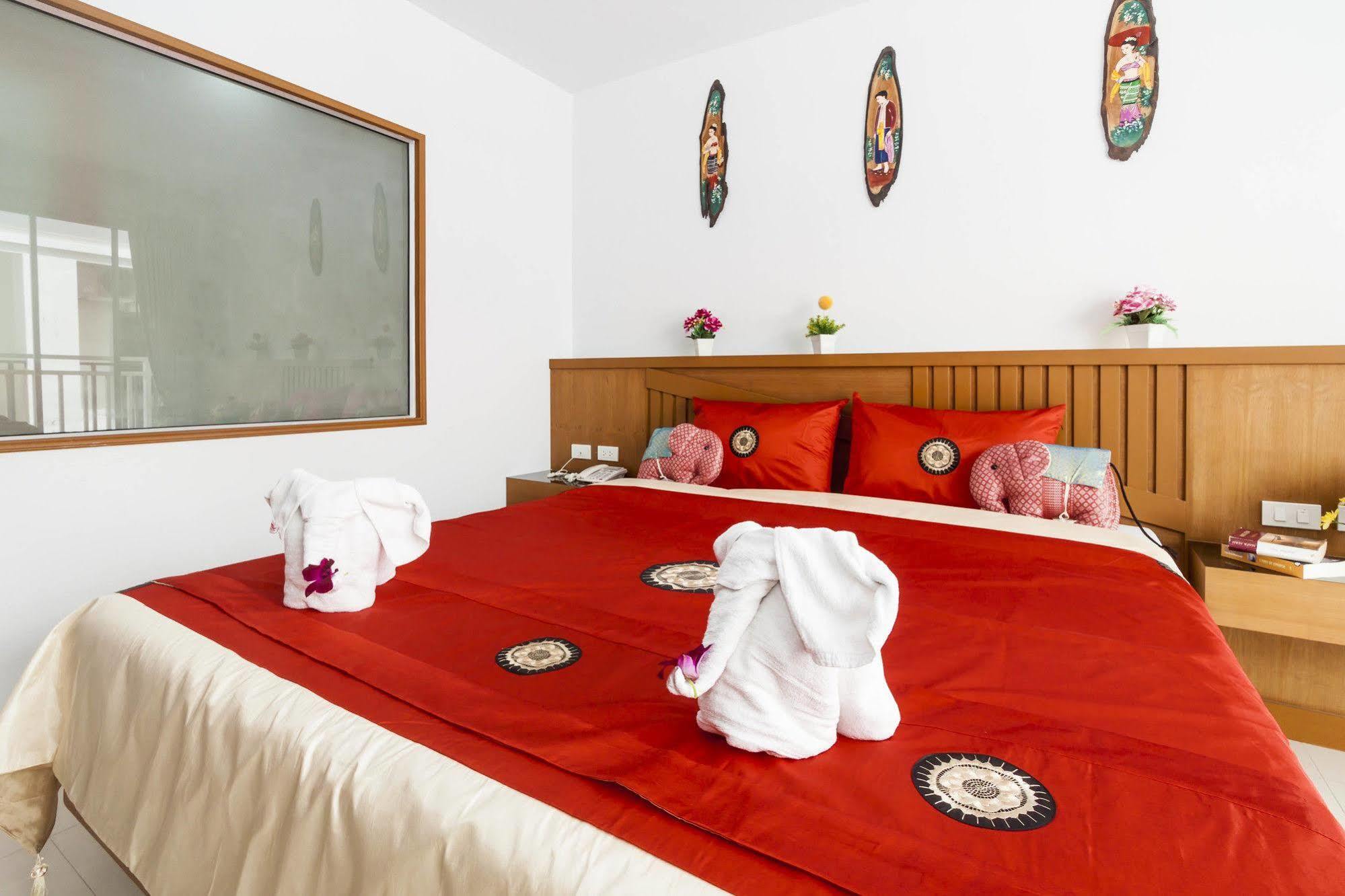 Larn Park Resortel Patong Extérieur photo