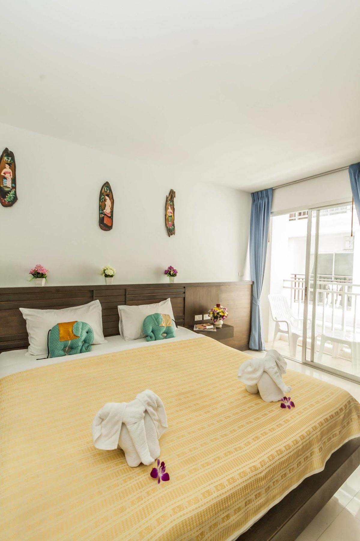 Larn Park Resortel Patong Extérieur photo