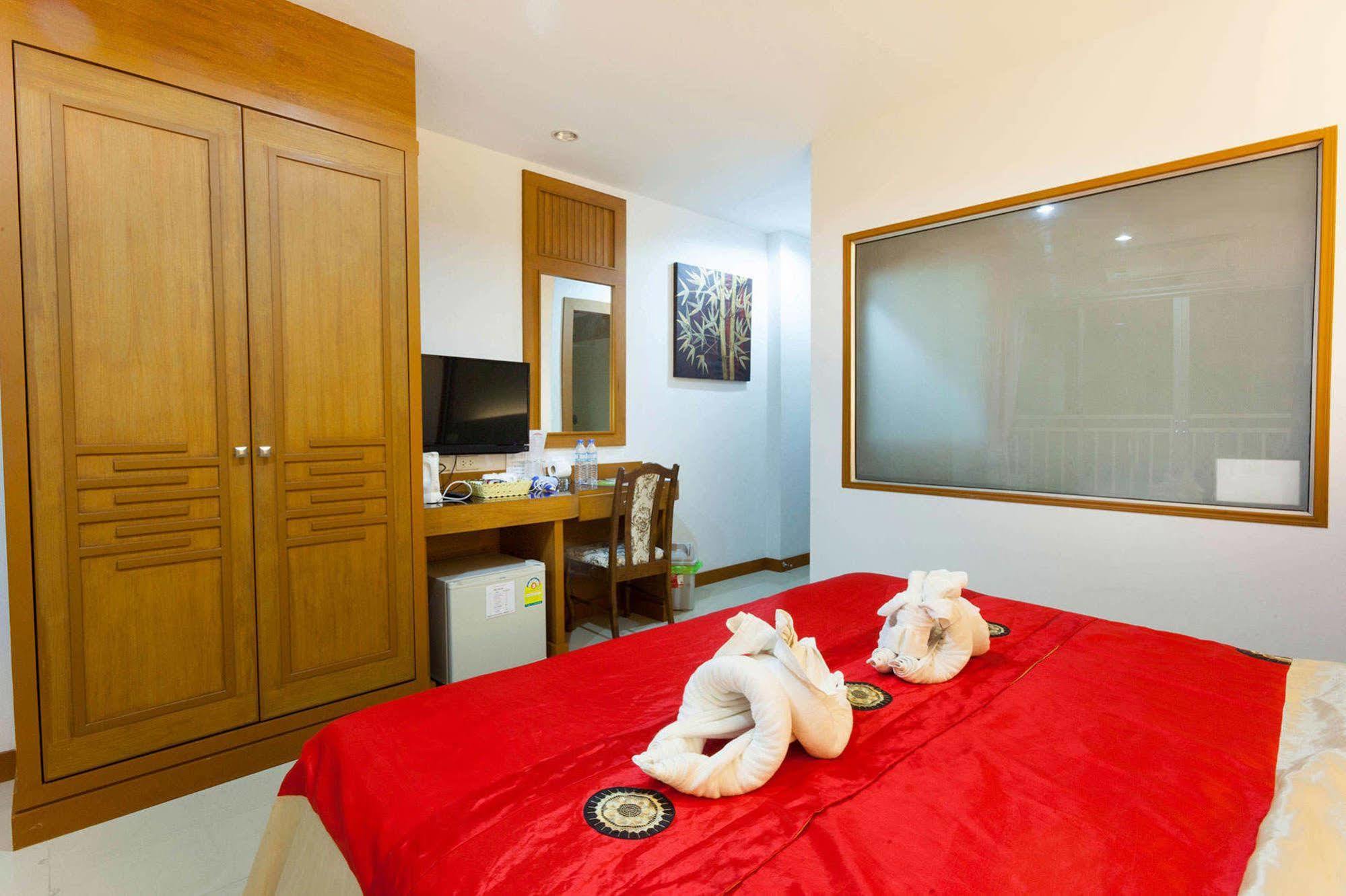 Larn Park Resortel Patong Extérieur photo