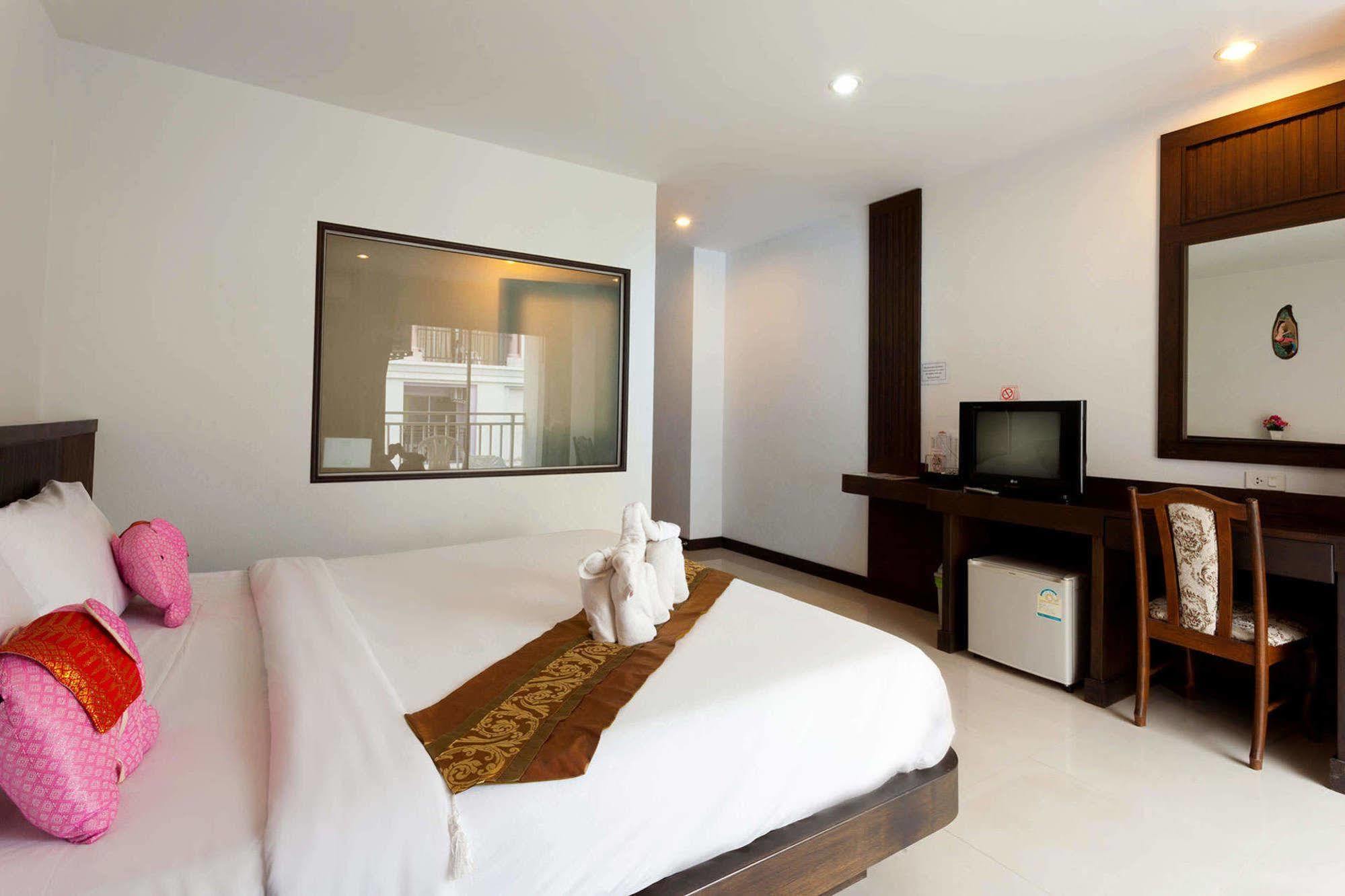 Larn Park Resortel Patong Extérieur photo