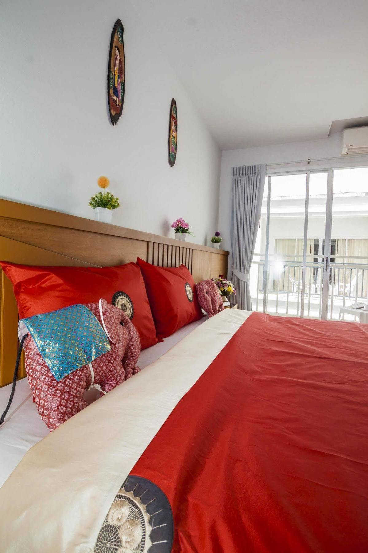 Larn Park Resortel Patong Extérieur photo